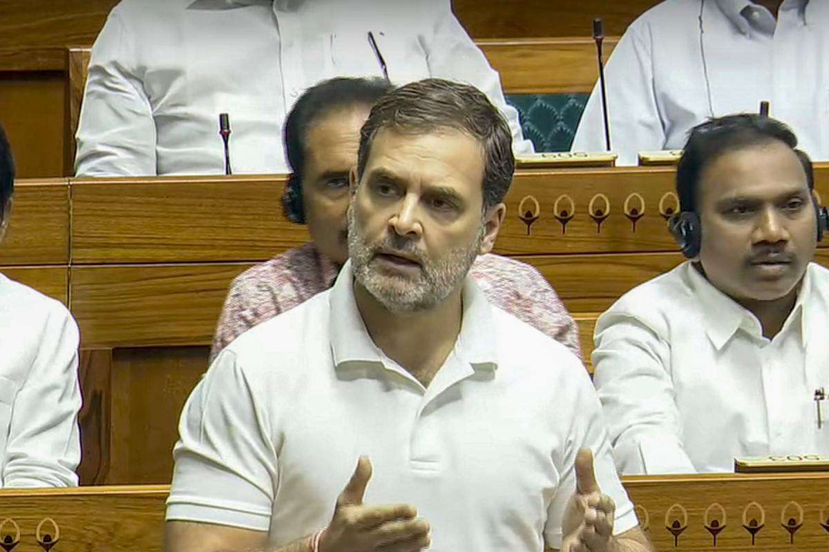 संसद में इस बार फिर एक तस्वीर लेकर पहुंचे राहुल गाँधी