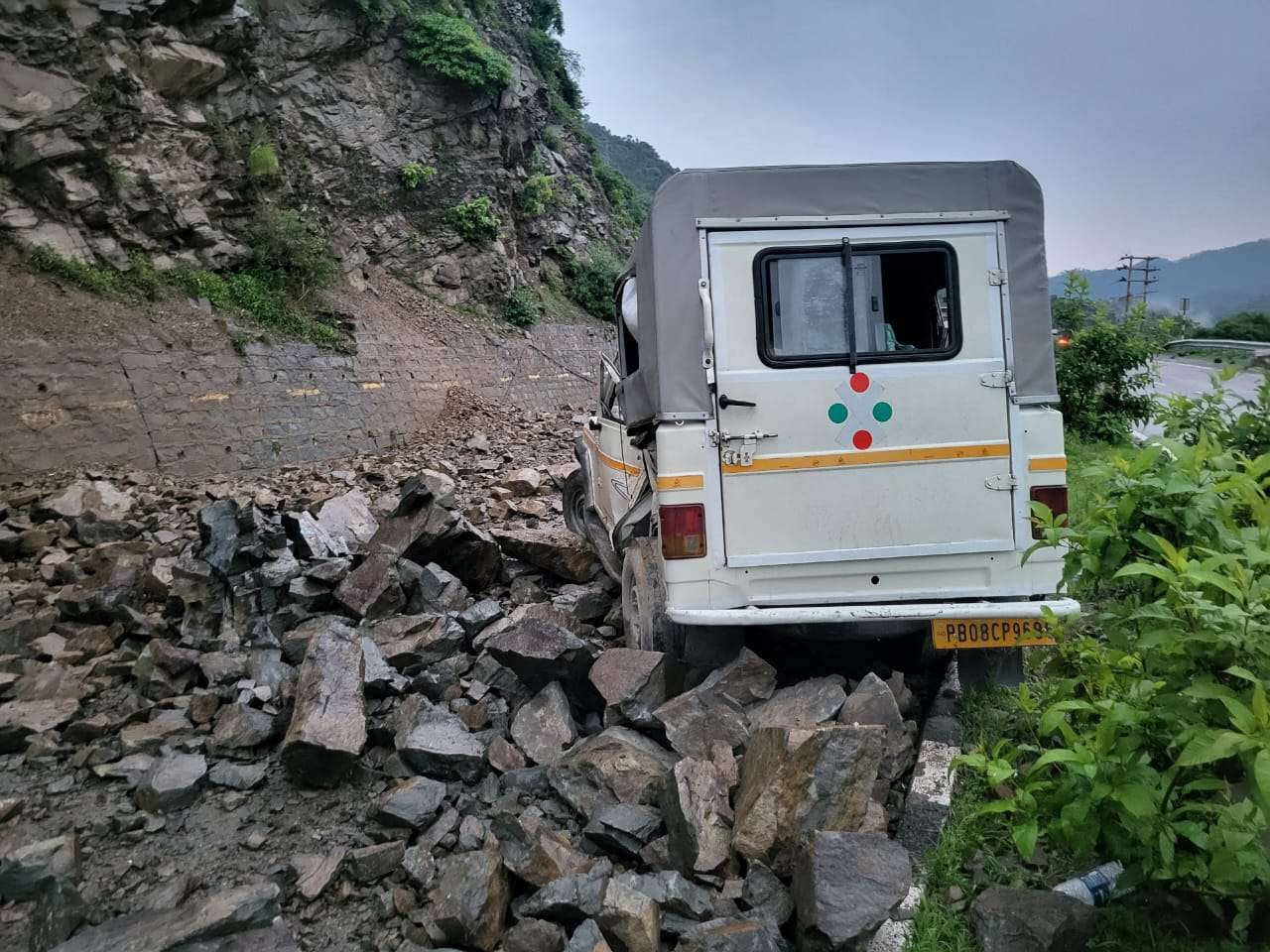 कालका- शिमला हाइवे पर दत्यार के समीप गाड़ी पर गिरी चट्टान, एक की मौ.त