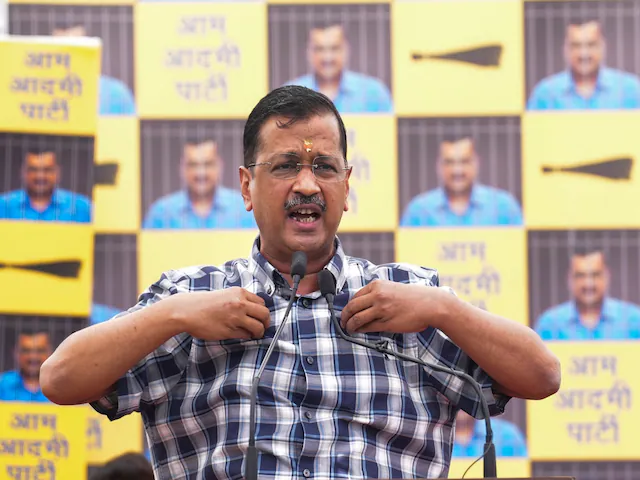 दिल्ली के मुख्यमंत्री अरविन्द केजरीवाल की मुश्किलें लगातार बढ़ती जा रही है। सीबीआई ने शराब नीति मामले में दिल्ली के मुख्यमंत्री अरविंद केजरीवाल और अन्य के खिलाफ राउज एवेन्यू कोर्ट दिल्ली में चार्जशीट दायर की.