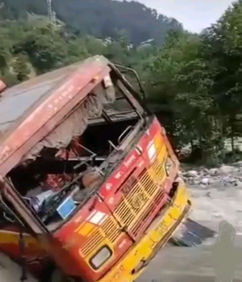 मनाली के समीप ब्यास नदी के किनारे में पलटी निजी बस, 12 लोग घायल