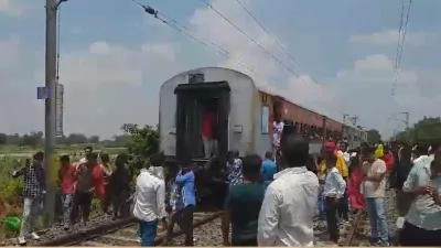 बिहार में इंजन से अलग हुए बिहार संपर्क क्रांति एक्सप्रेस ट्रेन दो डिब्बे