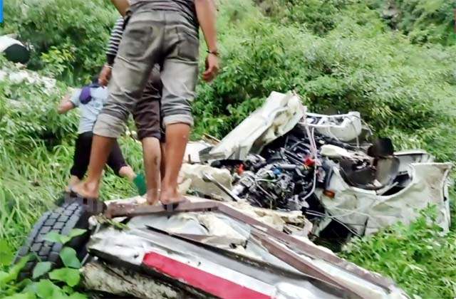 चंडीगढ़-मनाली NH पर पहाड़ी से पत्थर गिरा:कार सवार 2 लोग घायल; अस्पताल में भर्ती, मंडी के 4 मील के पास हादसा