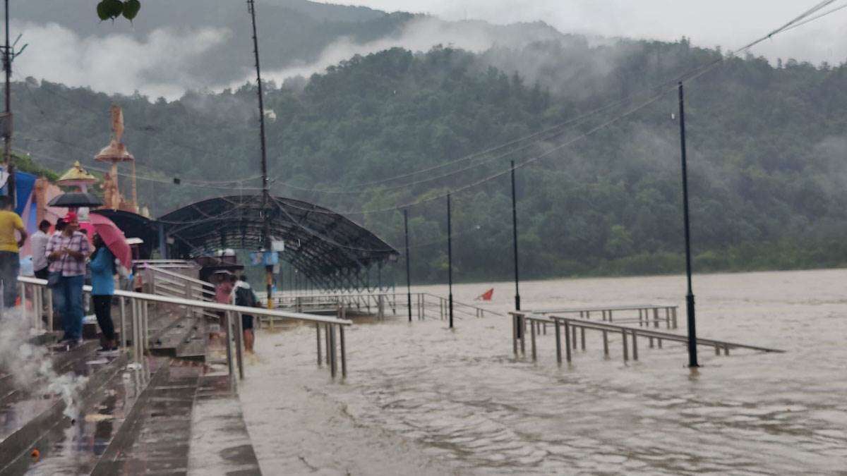 उत्तराखंड : ऋषिकेश में गंगा का जलस्तर खतरे से ऊपर, अलर्ट जारी