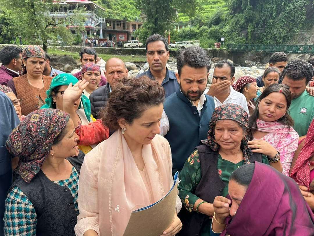 हिमाचल प्रदेश में तीन जगह पर बादल फटने से हुई भारी तबाही के बाद मंडी से सांसद कंगना रनौत आपदा प्रभावित इलाकों का दौरा करने पहुंची.