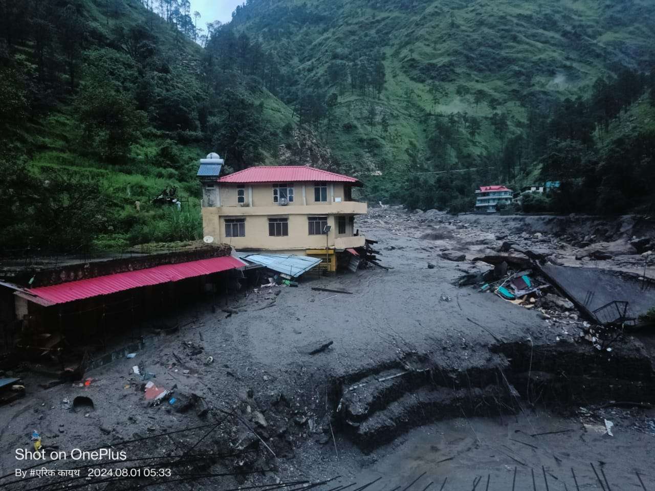 श्री खंड महादेव के रास्ते भीमडवार में फटा बादल