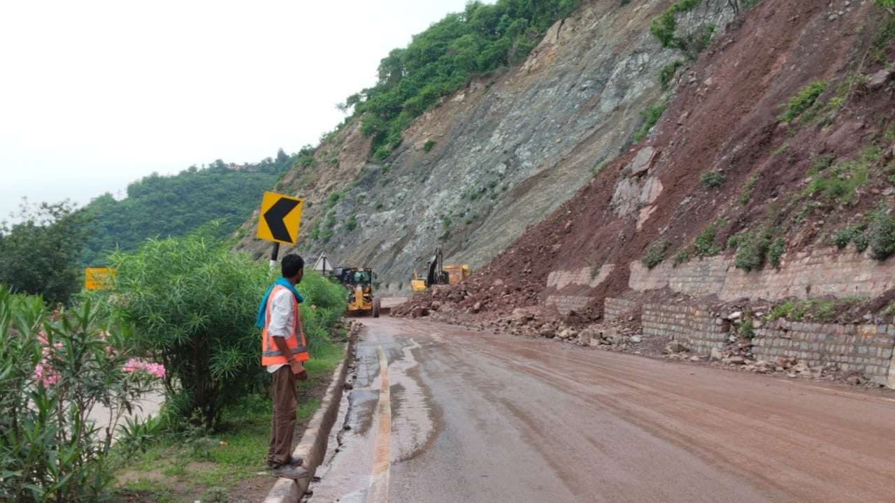 कालका- शिमला हाईवे पर चक्कीमोड़ के पास गिरे कंक्रीट के लगाए डंगे