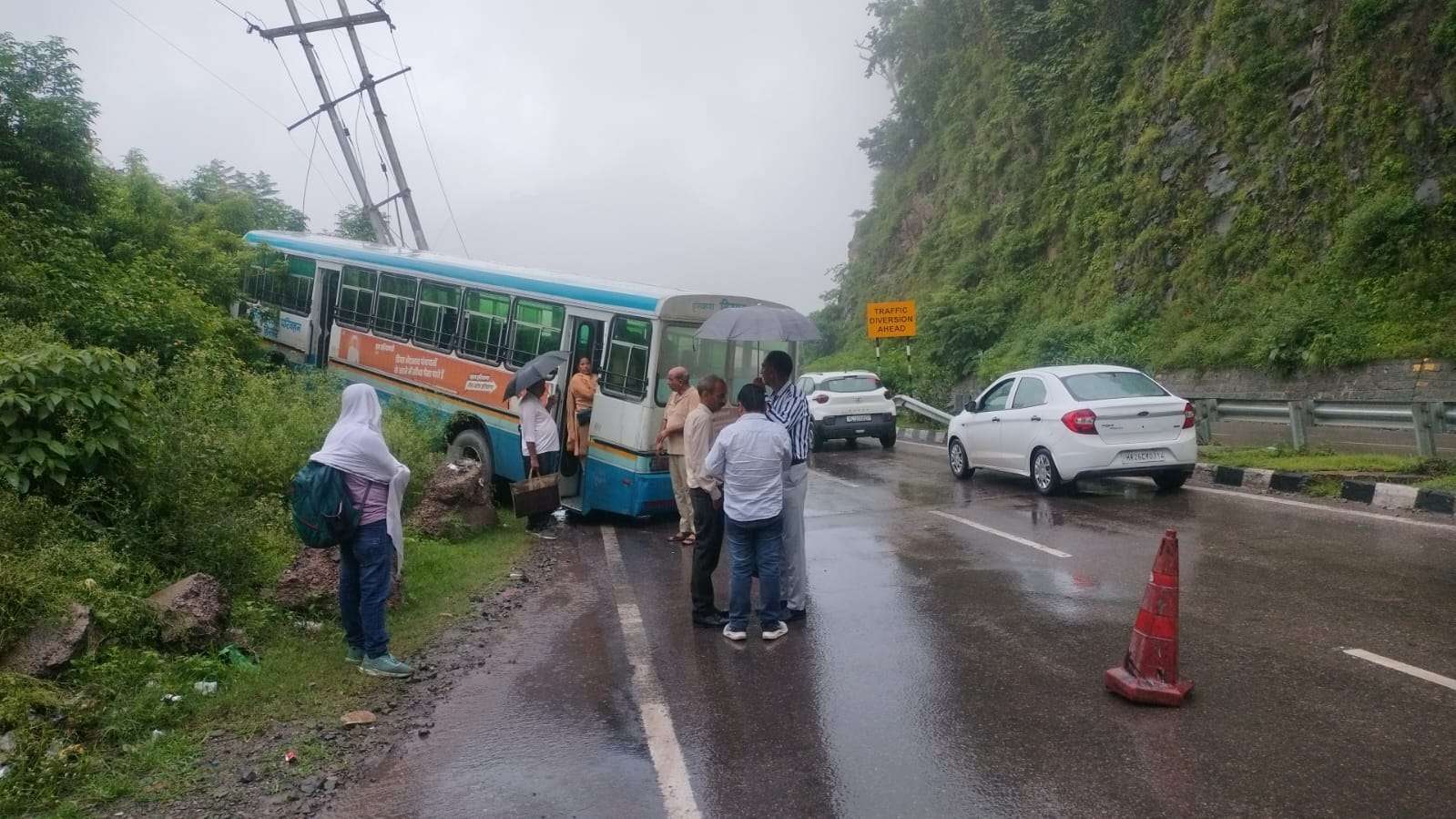 सोलन : अनियंत्रित हुई हरियाणा रोडवेज बस, बाल-बाल बचे यात्री