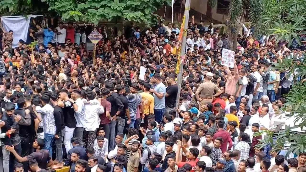 बदलापुर में बच्चियों के यौन-शोषण में स्कूल में तोड़फोड़, ट्रेनें रोकी