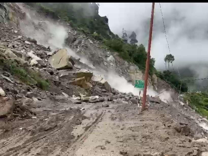 किन्नौर के निगुलसरी में कार पर गिरा पहाड़, बाल -बाल बचे यात्री
