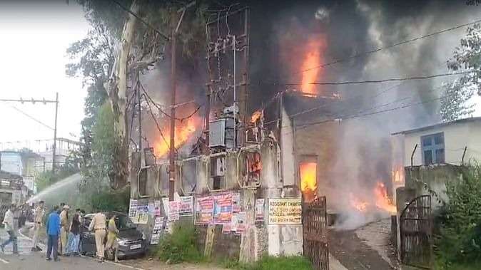 हमीरपुर : अणु में  बिजली बोर्ड के ट्रांसफार्मर व एमएनटी लैब में लगी आग