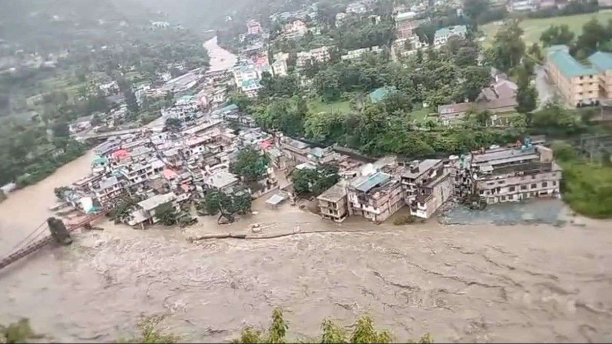 हिमाचल में ब्यास नदी उफान पर, कुल्लू में गिरी इमारत