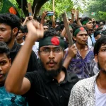 बांग्लादेश में छात्रों का प्रदर्शन, देश में कर्फ्यू, 300 मौ..तें