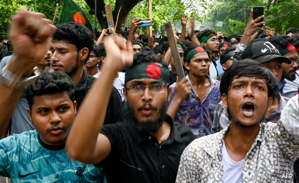 बांग्लादेश में छात्रों का प्रदर्शन, देश में कर्फ्यू, 300 मौ..तें