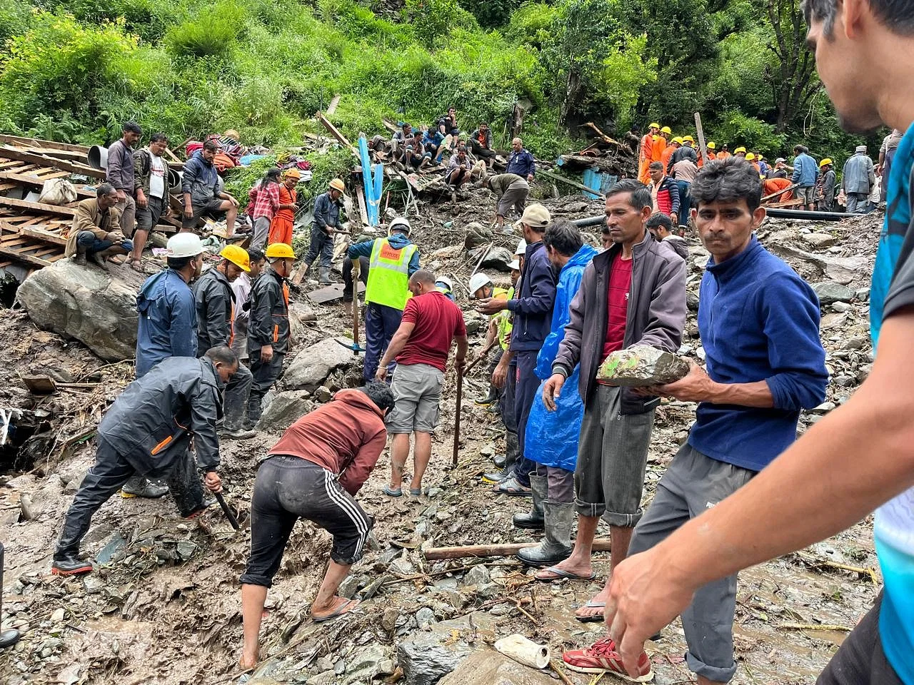 हिमाचल : 3 जगह हुए हादसों में अब तक 6 शव बरामद, 47 अभी भी लापता