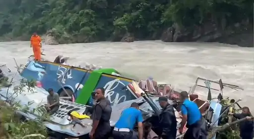 बड़ा हादसा : नेपाल में खाई में गिरी बस , 14 लोगों की मौ..त