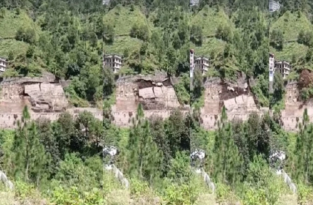 कालका-शिमला हाईवे पर अचानक गिरा डंगा, वाहनों की आवाजाही ठप
