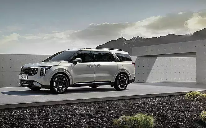 KIA मोटर्स अपनी चौथी जनरेशन कार्निवल MPV को भारत में जल्द लॉन्च कर सकती है। इसे कंपनी की लेटेस्ट डिजाइन थीम पर तैयार किया है। बता दें कि इस अपकमिंग कार को सबसे पहले हमें ऑटो एक्सपो 2023