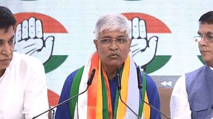 AAP को झटका , कांग्रेस में शामिल हुए आप नेता राजेंद्र पाल गौतम