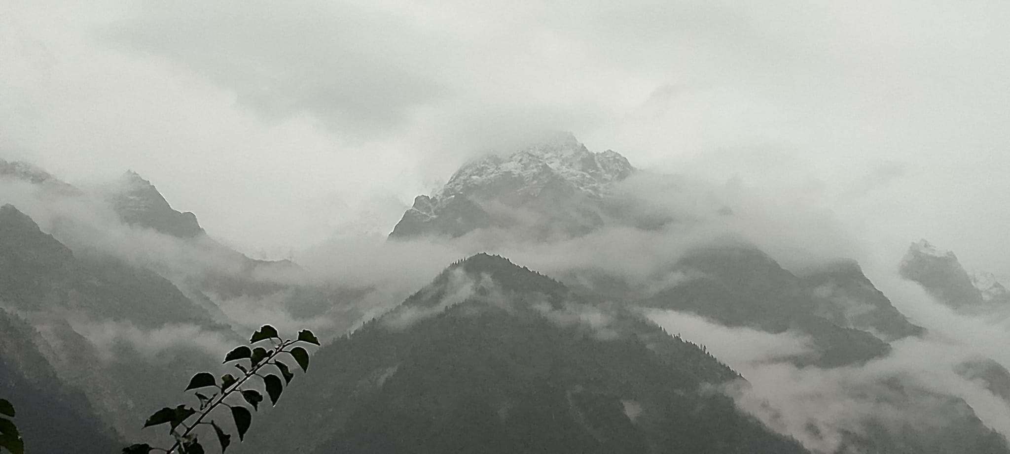 किन्नौर की ऊँची पहाड़ियों पर सीजन का पहला हिमपात