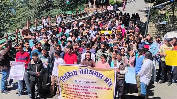 शिमला सचिवालय के बाहर गरजे शिक्षित बेरोजगार, उठाई ये मांगे