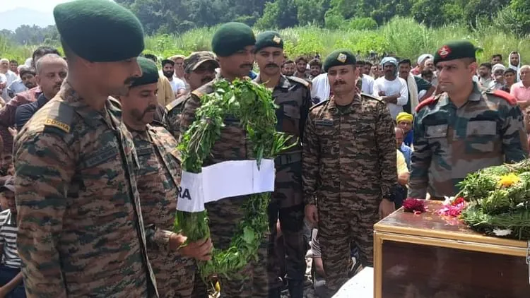 हमीरपुर : शहीद जवान अरविन्द को अंतिम श्रद्धांजलि, नम हुई सबकी आंखे