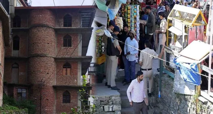 देवभूमि संघर्ष समिति ने संजौली में पुलिस चौकी को किया बाहर