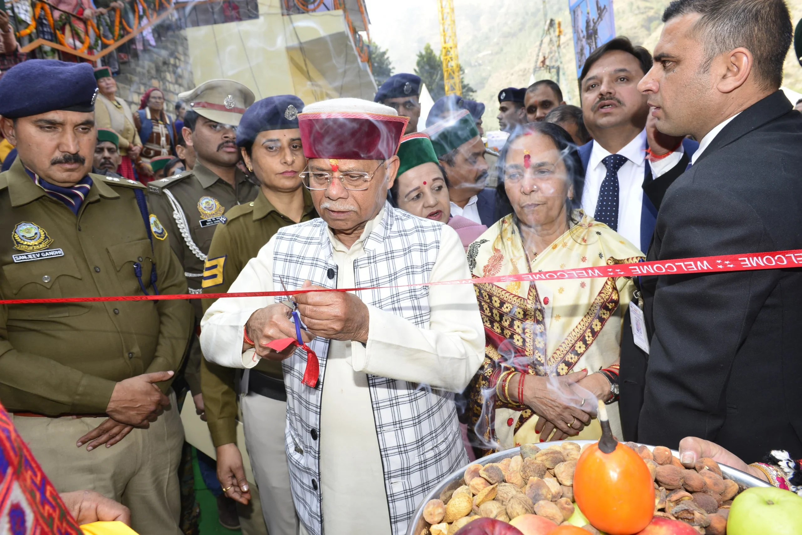 राज्यपाल शिव प्रताप शुक्ल ने आज जिला शिमला के रामपुर बुशहर में चार दिवसीय अंतरराष्ट्रीय लवी मेले का शुभारम्भ किया। इस अवसर पर लेडी गवर्नर जानकी शुक्ल भी उपस्थित थीं। राज्यपाल ने कहा कि सदियों से लवी मेले ने व्यापारिक मेले के रूप में अपनी पहचान कायम की है और वर्तमान में प्रदेश के सांस्कृतिक उत्सव के रूप में उभर रहा है।