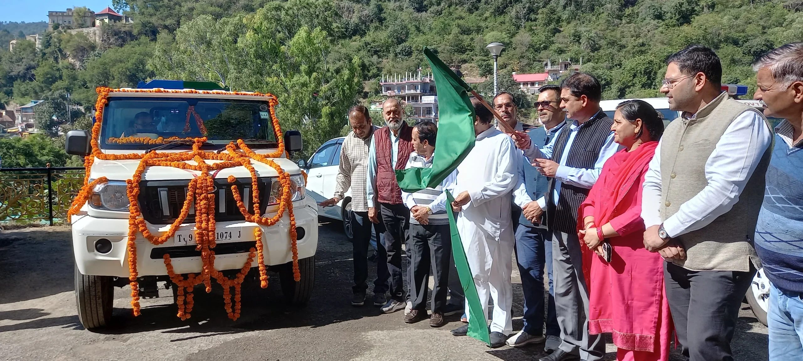 मुख्य संसदीय सचिव (लोक निर्माण, स्वास्थ्य एवं परिवार कल्याण तथा सूचना एवं जन सम्पर्क) संजय अवस्थी ने कहा कि स्वच्छता हम सभी का सामूहिक उत्तरदायित्व है। संजय अवस्थी आज अर्की में विभिन्न जन समस्याओं को सुलझाने के उपरान्त उपस्थित जन प्रतिनिधियों एव अन्य के साथ संवाद कर रहे थे। उन्होंने इससे पूर्व नगर पंचायत अर्की के लिए कूड़ा एकत्रीकरण वाहन को हरी झंडी दिखाकर रवाना किया।