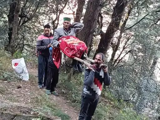 रामपुर में मरीज को कुर्सी पर बांधकर पहुंचाया अस्पताल