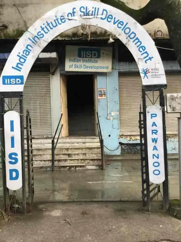 खराब सड़कों से बेहाल परवाणू सेक्टर-1ए, निवासियों में रोष