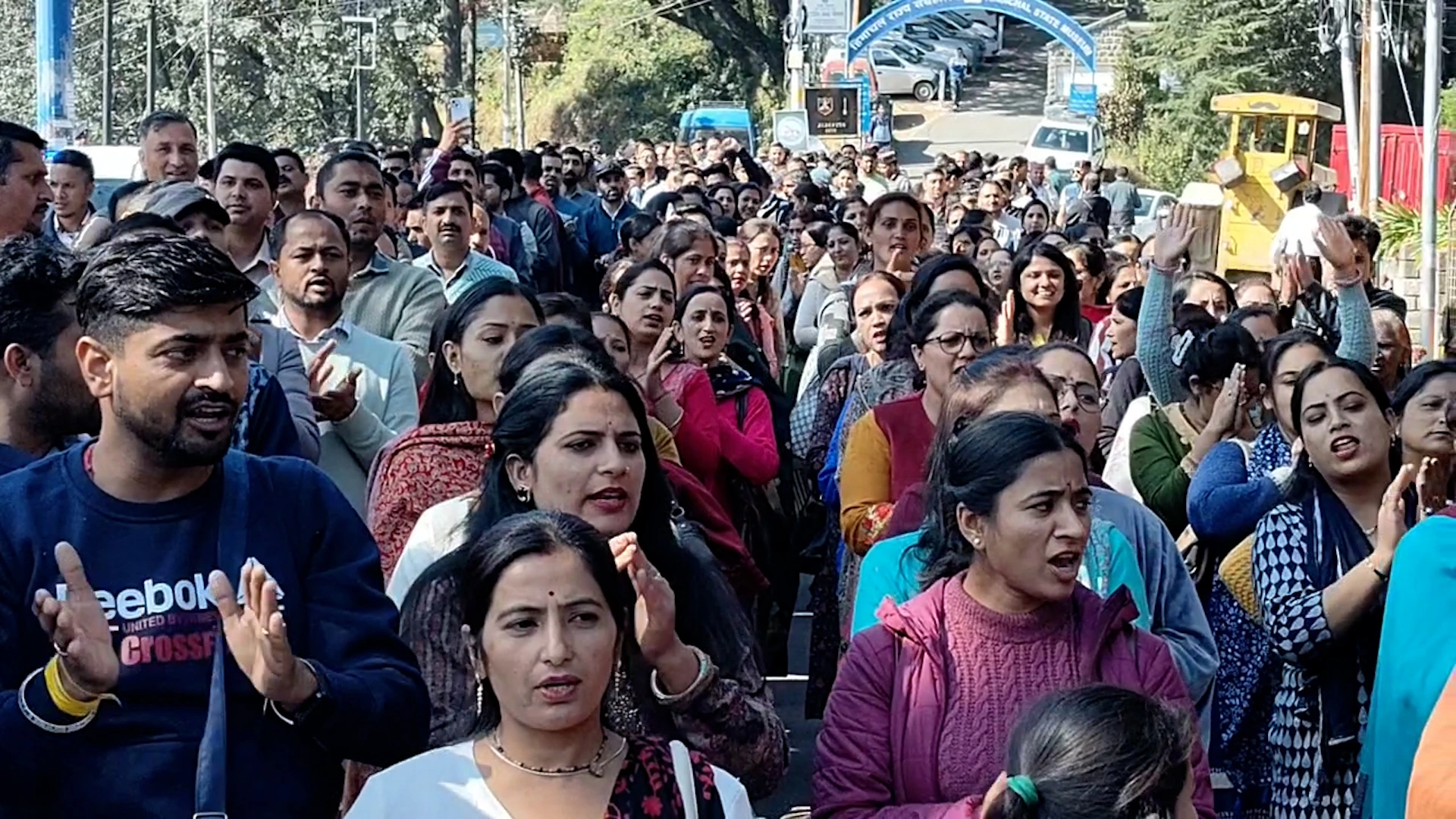 शिमला में वोकेशनल शिक्षकों का हल्ला बोल, कहा- नहीं हुआ एरियर का भुगतान