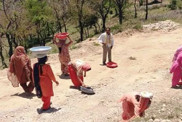केंद्र सरकार की नीतियों से हिमाचल में मनरेगा कर्मियों का तीन महीनों से वेतन रुका, परिवारों की स्थिति दयनीय