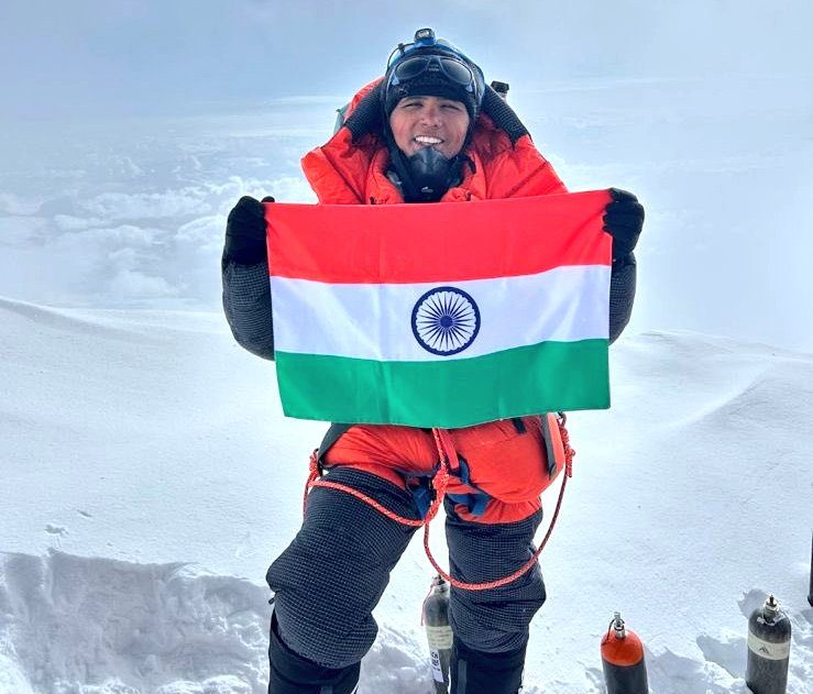 हिमाचल की बेटी कृतिका शर्मा ने रचा इतिहास,एवरेस्ट पर लहराया तिरंगा ,बनीं सबसे युवा NCC महिला कैडेट