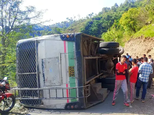 सोलन में HRTC बस दुर्घटनाग्रस्त, 15 से अधिक यात्री घायल – बड़ी ट्रेजेडी टली