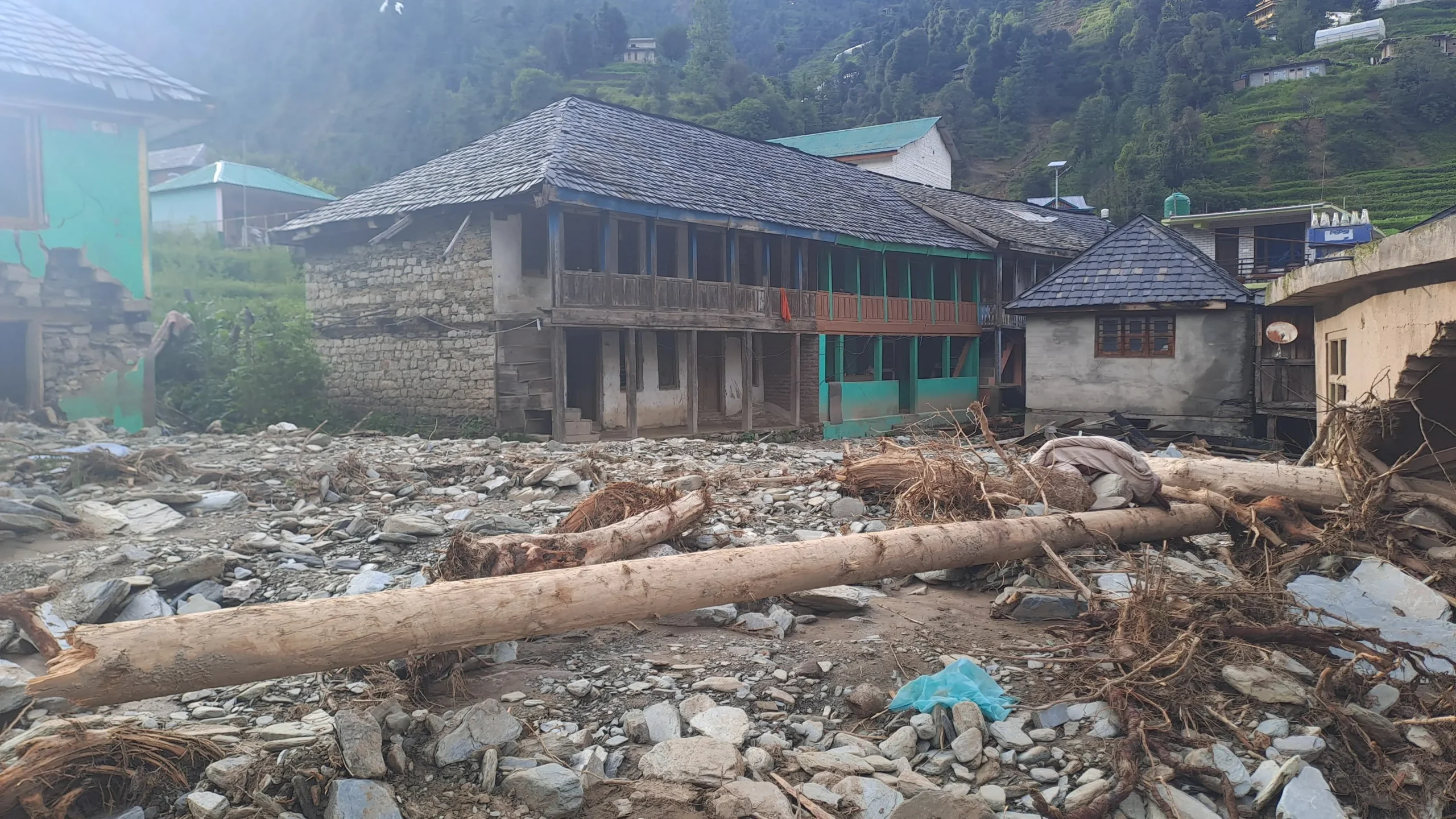 सराज आपदा: सेना और प्रशासन की जद्दोजहद, 100 से अधिक लोगों का रेस्क्यू, 45 से ज्यादा अब भी लापता