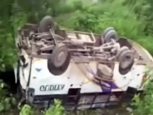 गुरु पूर्णिमा पर श्रद्धालुओं से भरी बस हादसे का शिकार, 26 घायल; बिलासपुर के नम्होल में देर रात हुआ हादसा
