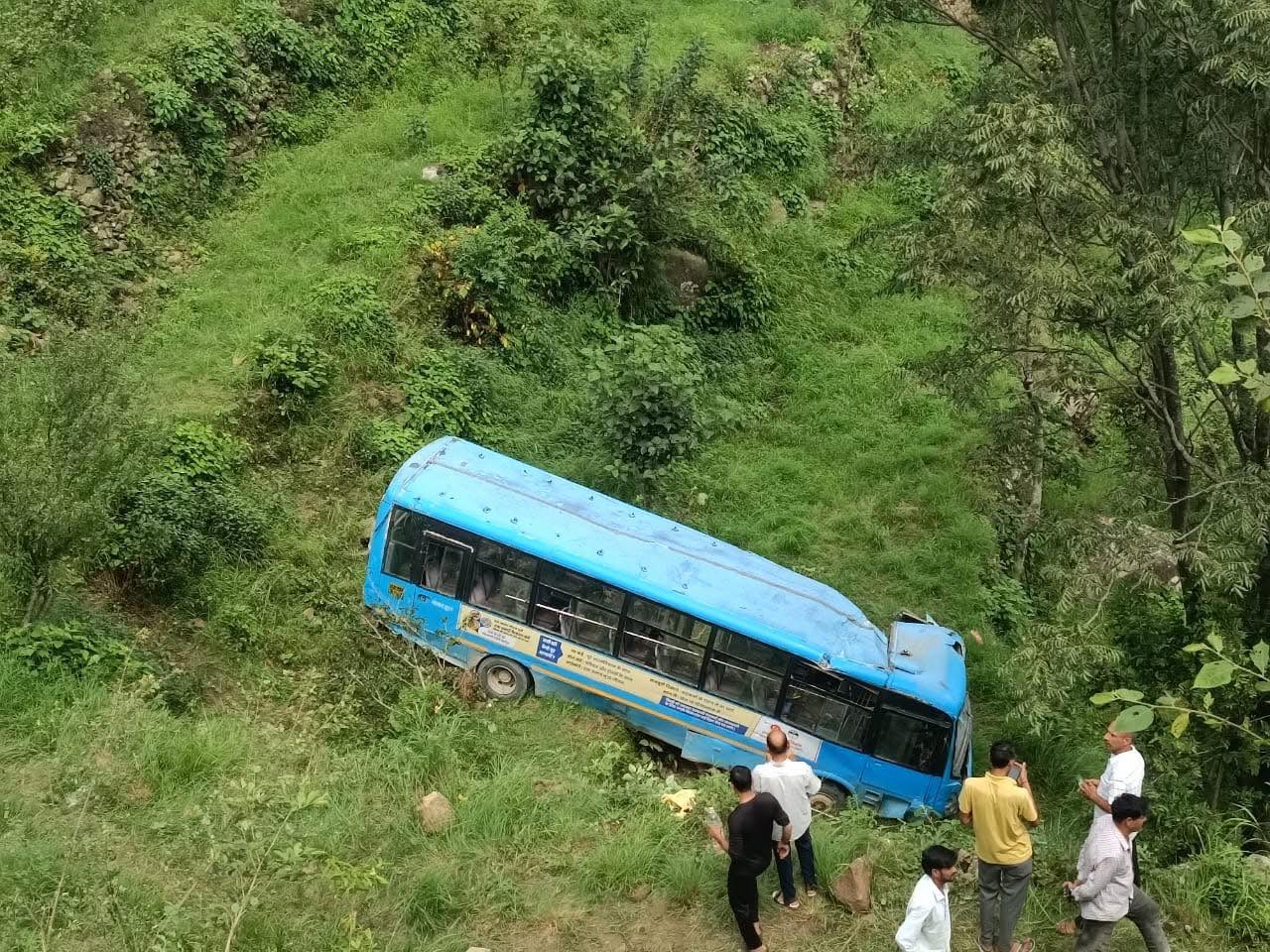 सरकाघाट के मसरेन में हुआ भीषण हादसा, मृतकों में 3 महिलाएं और 2 पुरुष; अधिकतर यात्री महिलाएं