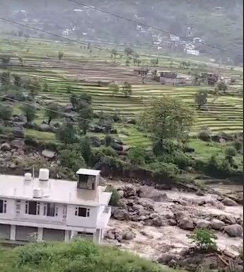 हिमाचल में तबाही का मंजर: सराज घाटी में बादल फटने से 466 घर बहे, 14 की मौत, 30 लापता