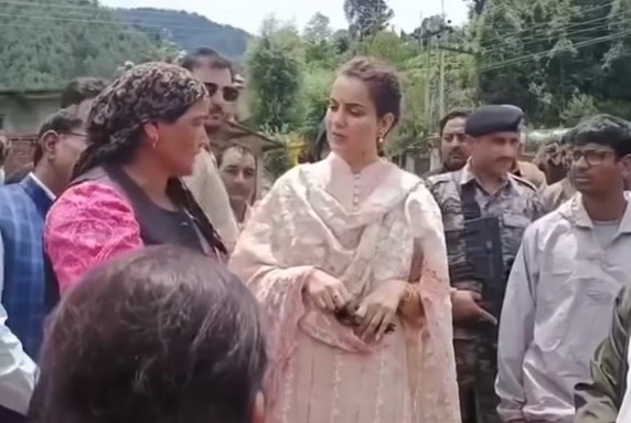 सराज आपदा पर पहुंचीं कंगना रनोट को महिला ने घेरा: “अब सिर्फ फोटो खिंचाने आई हो क्या?