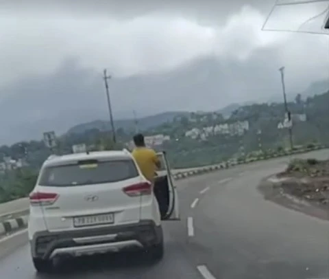 हिमाचल में पंजाब के टूरिस्ट की स्टंटबाजी: चलती कार में दरवाज़ा खोल खड़ा हुआ ड्राइवर, सोलन पुलिस ने काटा चालान
