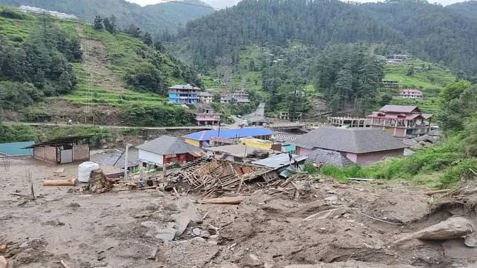 हिमाचल में आफत की बारिश: 261 सड़कें ठप, 72 की मौत, कई जिलों में रेड-ऑरेंज अलर्ट जारी