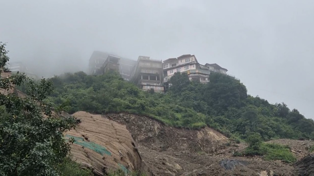 शिमला में निर्माणाधीन फोरलेन का डंगा ढहा, मंडी में फ्लैश फ्लड से तबाही, 13 मौतें और 29 लापता