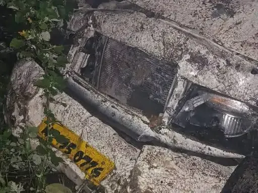 कुल्लू के आनी में सड़क हादसा, सेब से लदी पिकअप 100 मीटर गहरी खाई में गिरी, 2 की मौत, 2 घायल