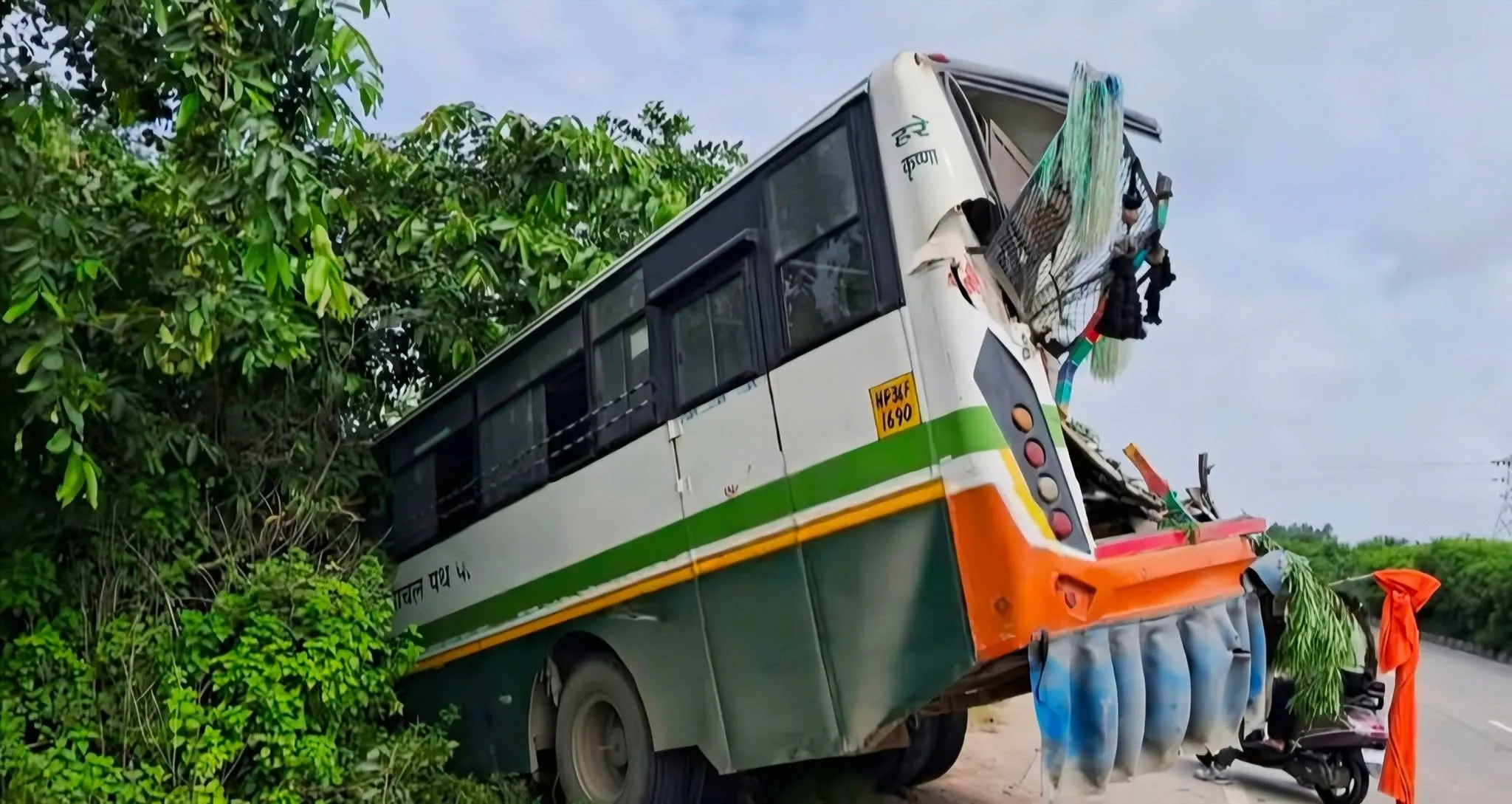 HRTC की बस पंजाब के कुराली में हादसे का शिकार, ट्रक की टक्कर से बाल-बाल बचे यात्री