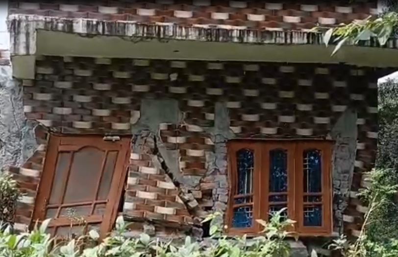 कांगड़ा में प्रकृति का कहर: बिना भूस्खलन धँस गया पूरा गांव, 13 मकान जमींदोज़