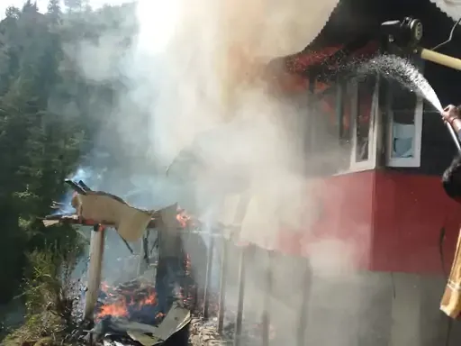 सूचना के अनुसार, घटना ठियोग क्षेत्र की ग्राम पंचायत क्यार के नमाणा गांव में हुई। प्रभावित घरों के मालिक हरीराम, संत राम, बालक राम और लायक राम बताए जा रहे हैं।