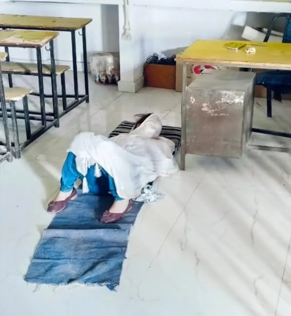 सोलन में हंगामा: स्कूल में नशे में पहुंची टीचर बोतल समेत पकड़ी गई, वीडियो वायरल!