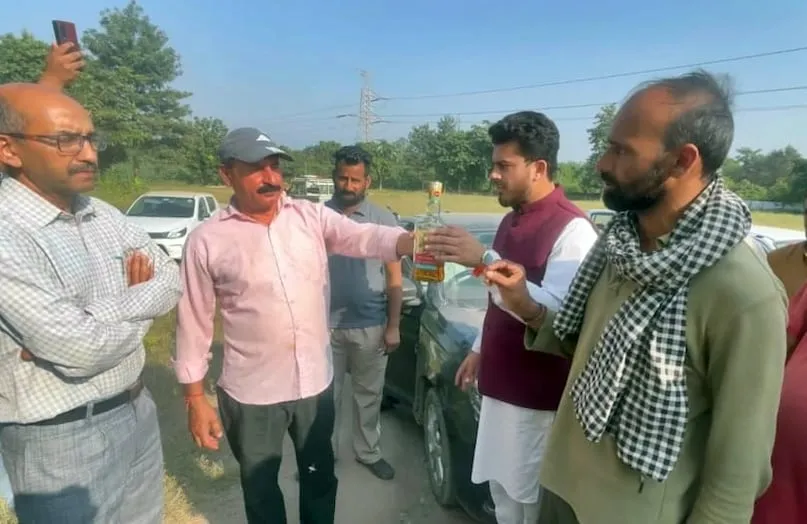 एसएमसी प्रधान गुरपाल सिंह का कहना है कि टीचर शराब पीकर स्कूल आती हैं.