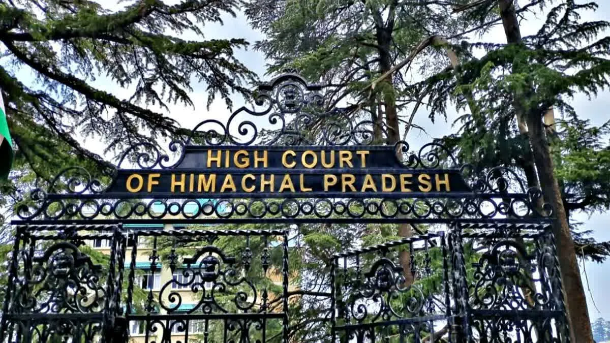शिमला ( Shimla ) हिमाचल प्रदेश हाईकोर्ट ने फोरलेन परियोजनाओं के निर्माण के दौरान अधिगृहीत (Acquired) सड़क सीमा से बाहर की संपत्तियों को होने वाले नुकसान के मुआवजे को लेकर एक महत्वपूर्ण व्यवस्था दी है। अदालत ने स्पष्ट किया है कि ऐसी संपत्तियों के लिए मुआवजा केवल अनुमानों या काल्पनिक सूत्रों के आधार पर तय नहीं किया जा सकता; यह पूरी तरह से वास्तविक नुकसान (Actual Loss) के मूल्यांकन पर आधारित होना चाहिए।