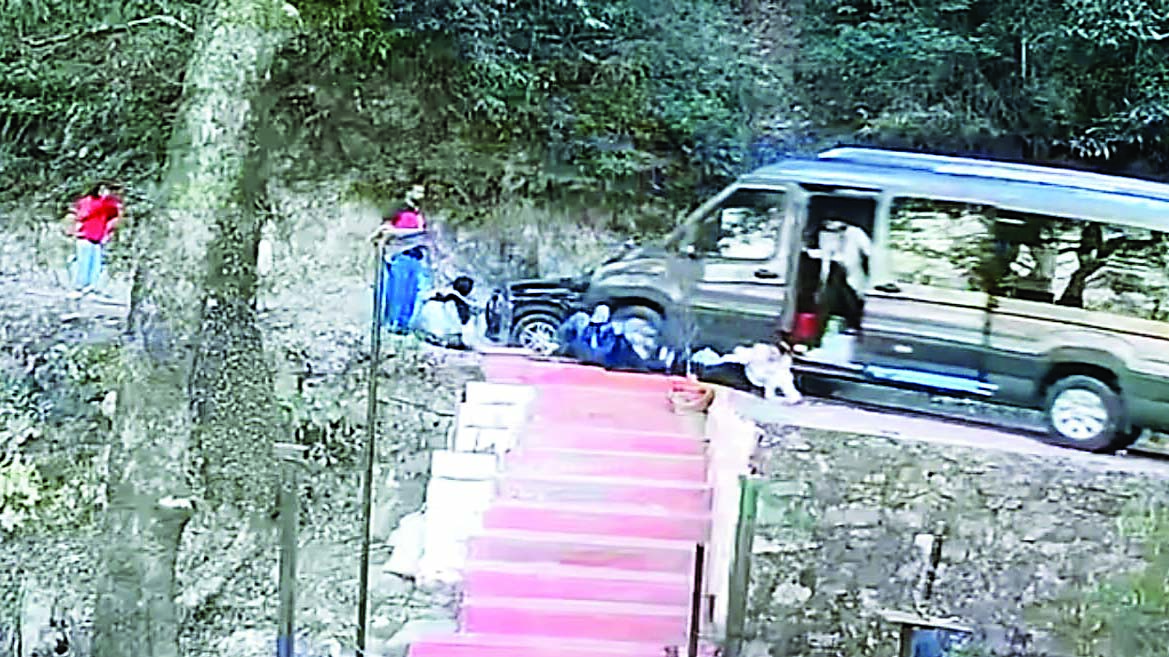डलहौजी में बड़ा हादसा टला, हैंड ब्रेक फेल होने से पर्यटकों की गाड़ी खाई की ओर फिसली